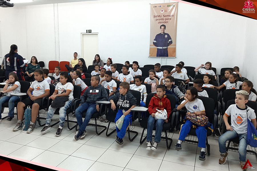 Alunos e professores da rede municipal de ensino participam de atividades na sede do SAMU