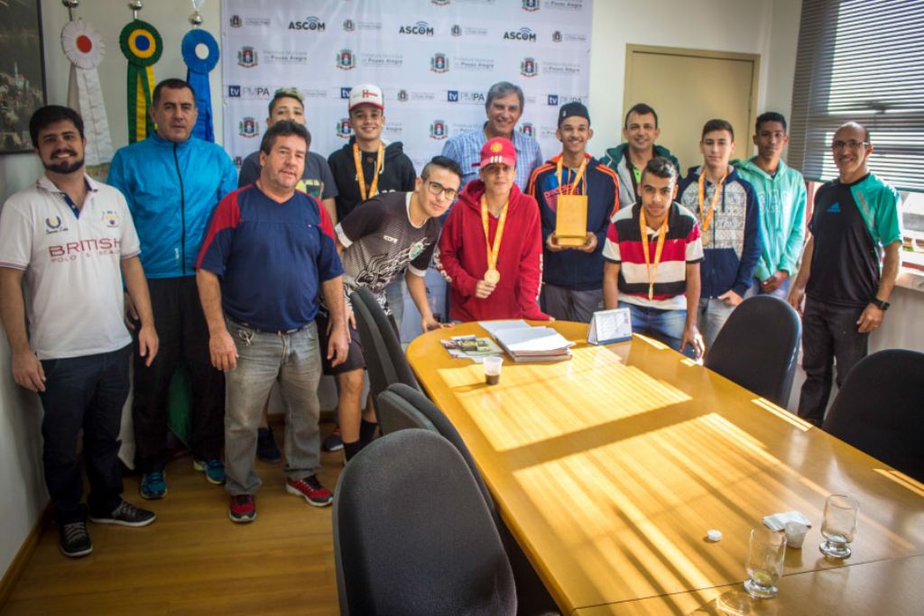 Prefeito recebe equipe de futsal do Caic Árvore Grande vitoriosa na etapa regional do JEMG