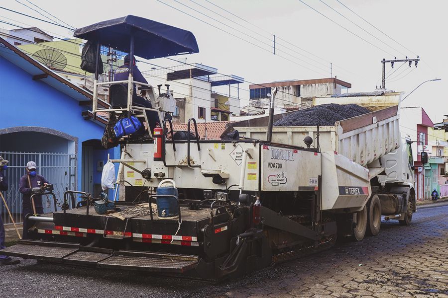 Av. Arthur Ribeiro Guimarães recebe asfalto no Jd Noronha