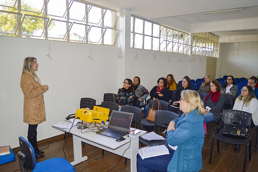 Orientadores educacionais participam de formação de prevenção ao suicídio