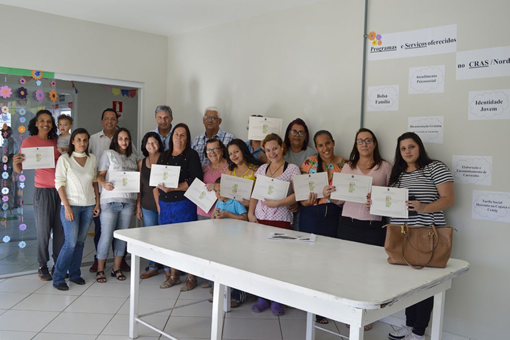 CRAS entrega certificados profissionalizantes para manicures e pedicures