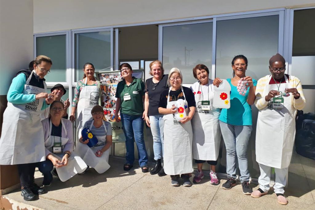 Curso promovido no CRAS mostra técnica de reutilização de garrafas pets