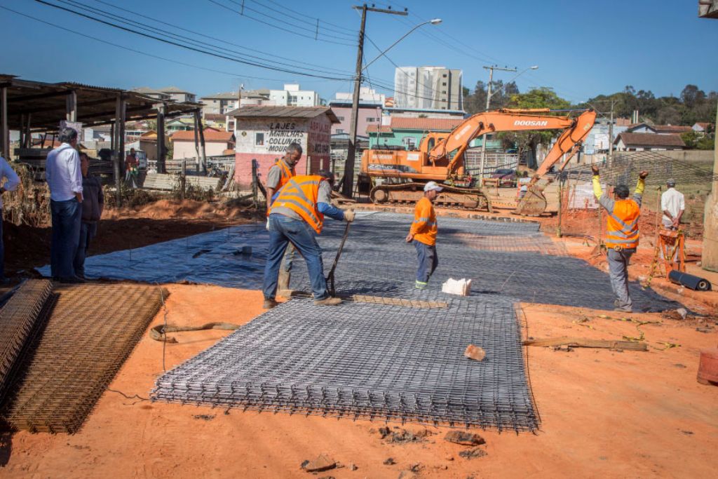 Prefeito supervisiona obras de contenção de alagamentos provocados pelo Ribeirão