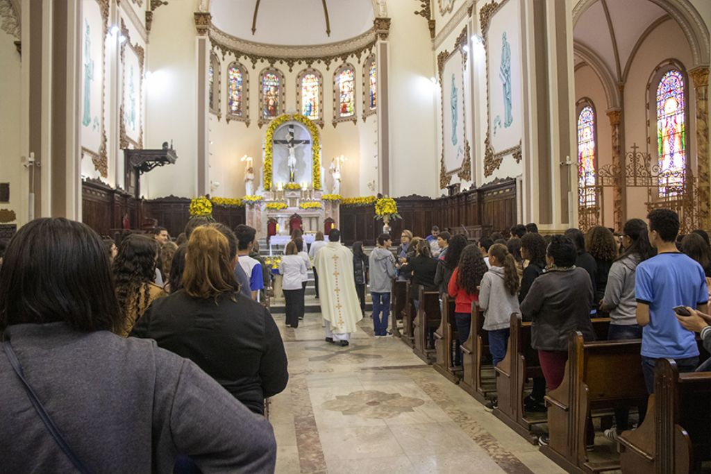 Missa do Estudante reúne centenas de alunos na Catedral