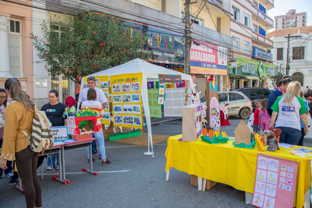 Brincando na Praça reúne trabalhos de escolas de educação infantil na Praça Senador José Bento