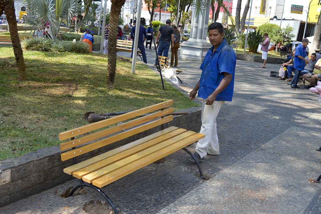 Bancos da Praça Senador José Bento são substituídos