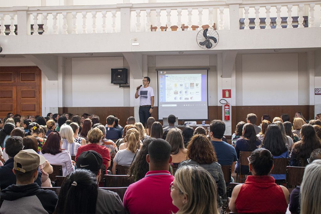 Professores participam de palestra sobre psicomotricidade