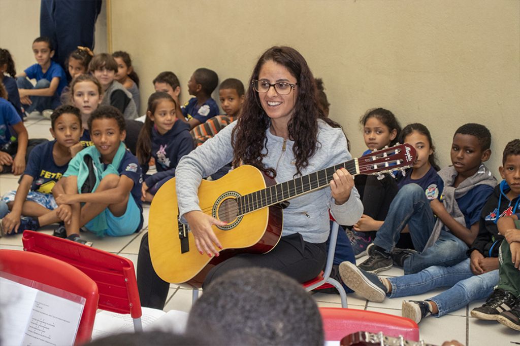 Alunos que frequentam  Oficina de Violões fazem primeira apresentação em público