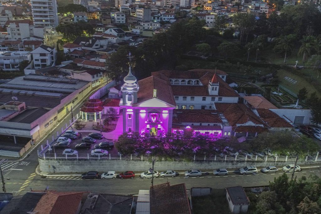 Carmelo recebe nova iluminação da fachada