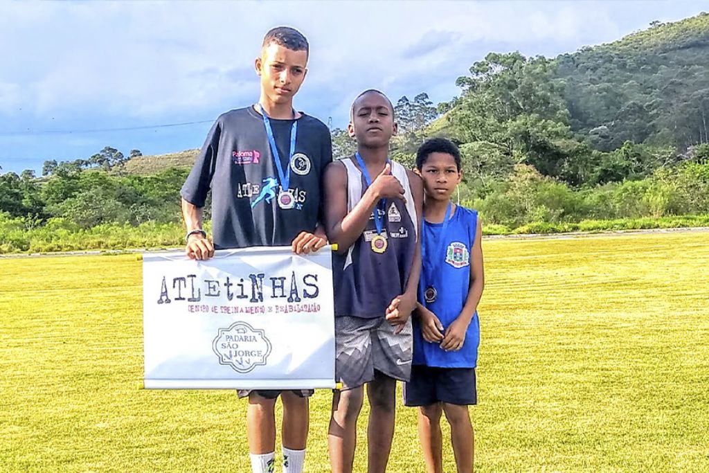 Alunos da rede municipal de ensino competem em provas de atletismo