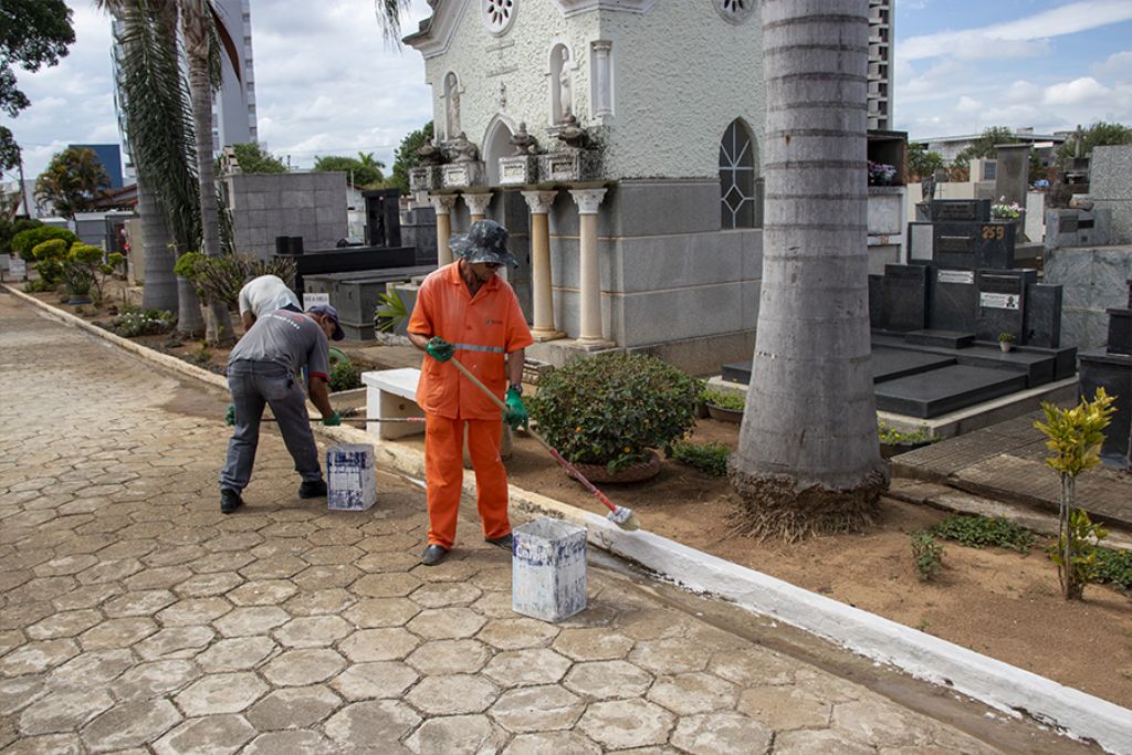 Prefeitura realiza manutenção especial no Cemitério para o Dia de Finados