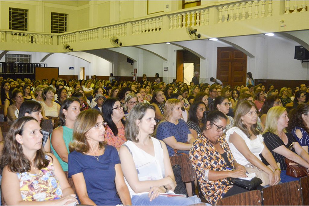 Professores municipais passam por formação com o neurocientista Nino Paixão