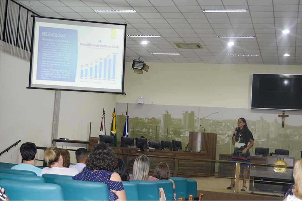 Palestra aborda inclusão de alunos com transtorno do espectro autista e síndromes