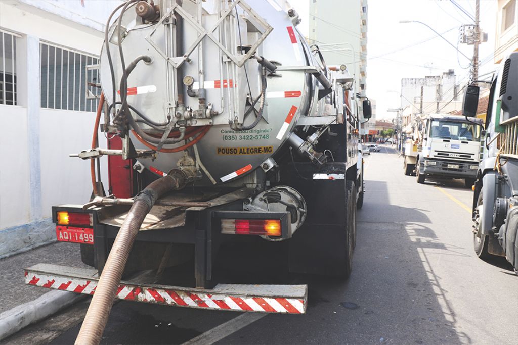 Limpeza de galerias pluviais continua em toda a cidade