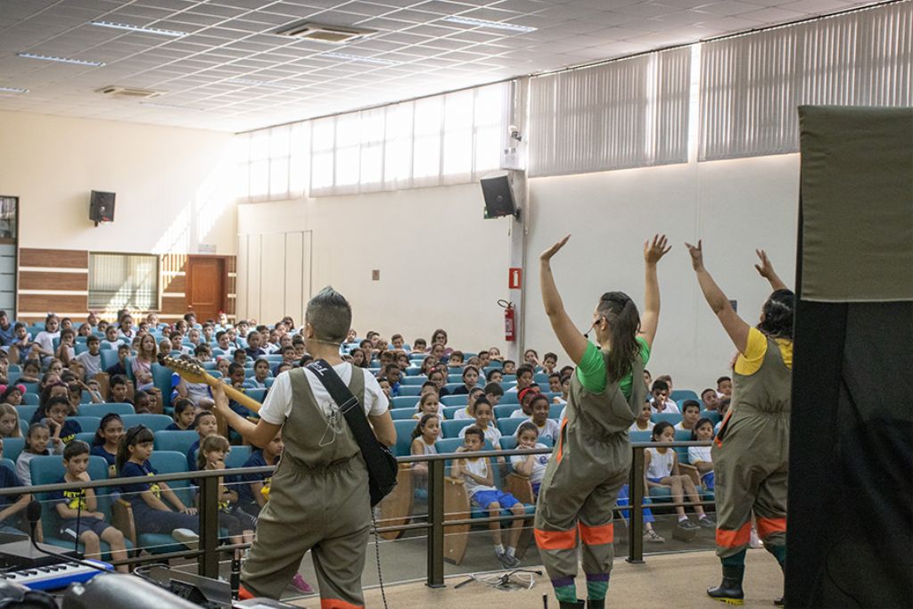 Alunos assistem peça teatral sobre segurança e economia de energia