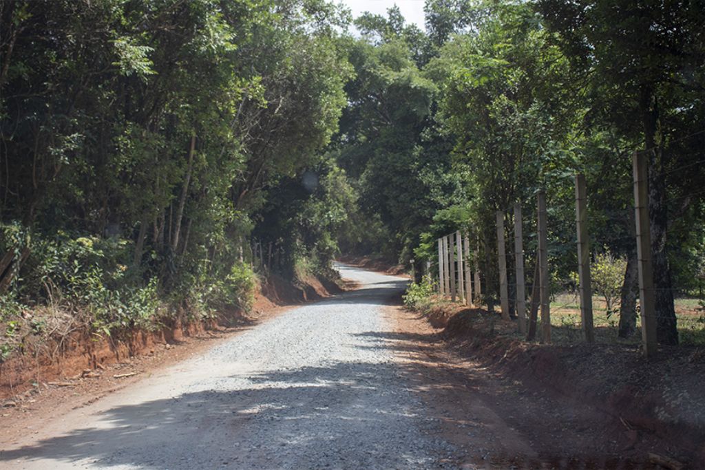 Estrada de acesso à Fazenda Esperança recebe manutenção