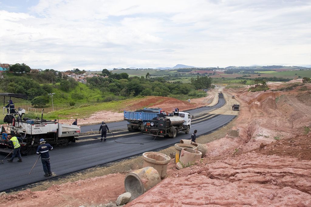 Nova avenida do bairro São João começa a receber asfaltamento