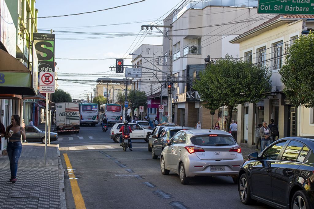 Obras na Rua Silviano Brandão alteram trânsito e trajetos de ônibus