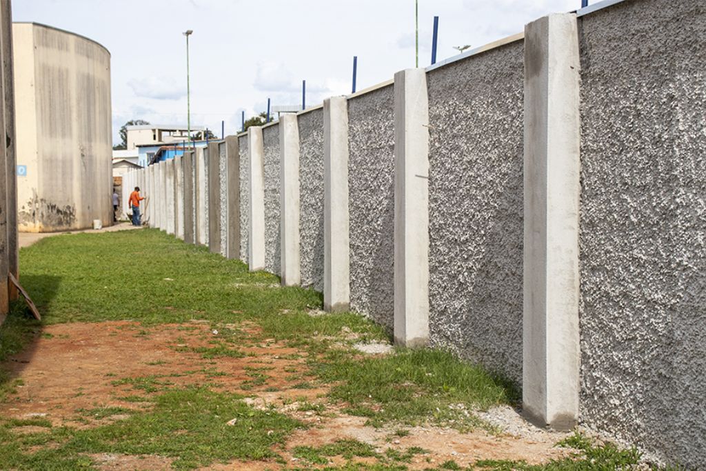  Policlínica do bairro São Geraldo recebe muro de alvenaria