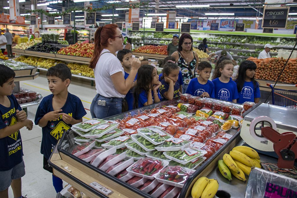 Alunos de escola municipal visitam estabelecimentos comerciais