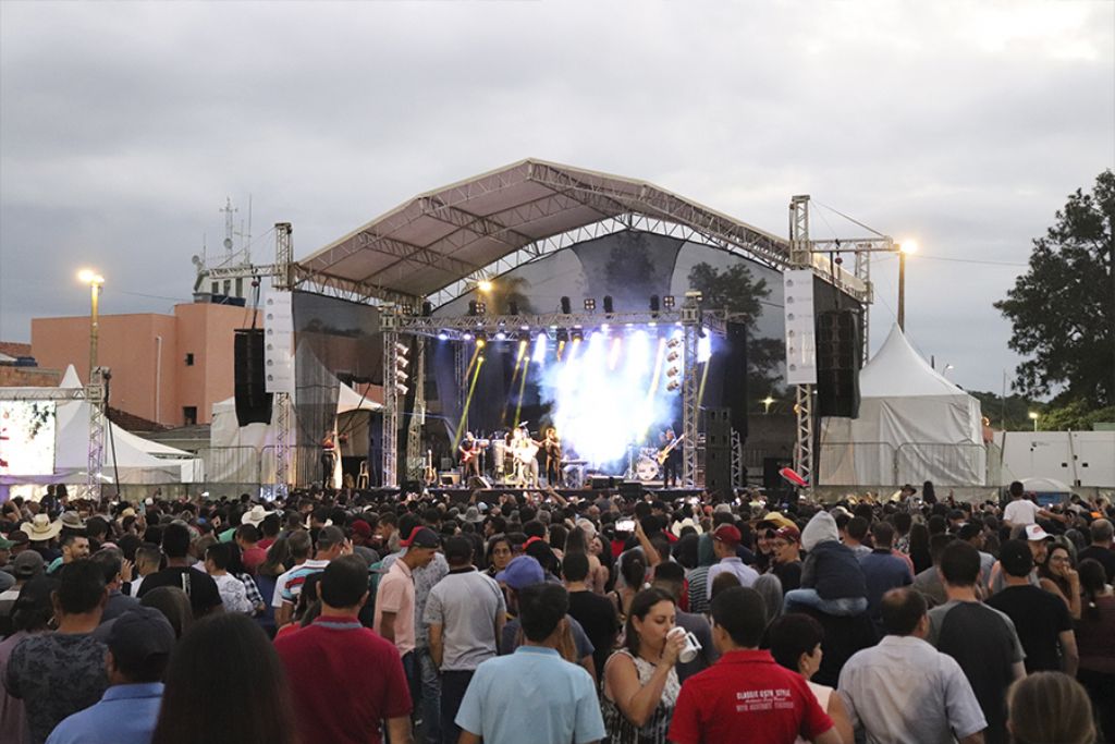 Milhares de pessoas participam de show com Gian e Giovani na entrega da estrada do Pantano