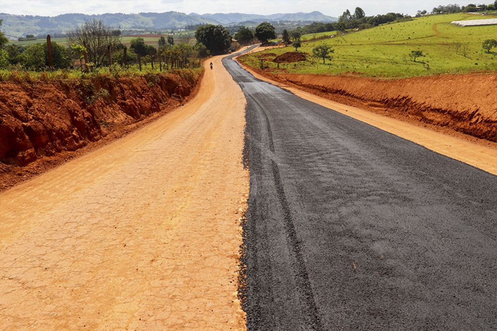 Estrada do Maçaranduba recebe asfalto no trecho da primeira etapa