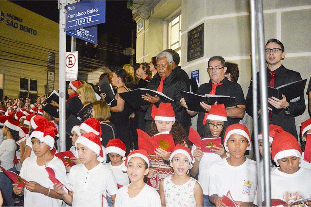 CantaNatal fascina com encenação teatral e apresentação de corais