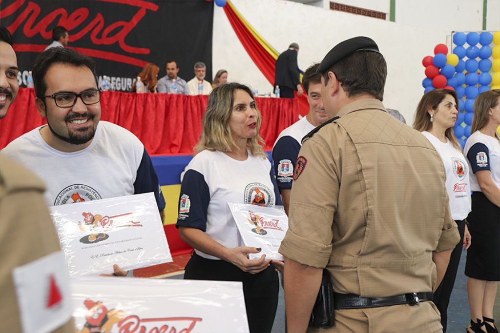 Alunos da rede municipal participam de programa antidrogas