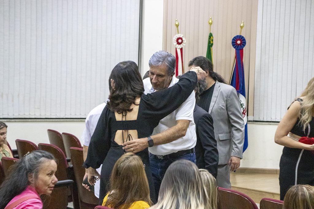 Dentistas da rede municipal são premiados pelo uso de cimento regenerador de dentes