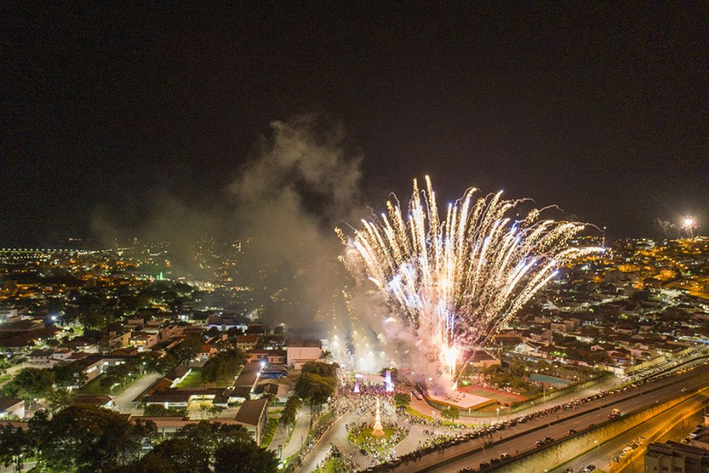 Festa da virada leva multidão à Avenida Tuany Toledo