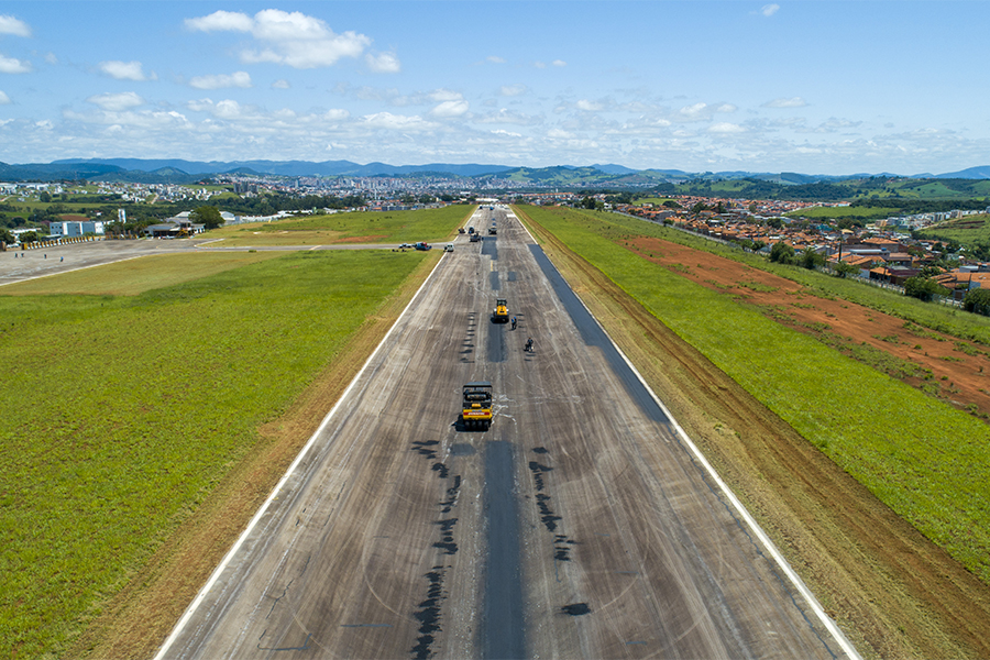 Prefeitura faz manutenção na pista do Aeroporto Municipal