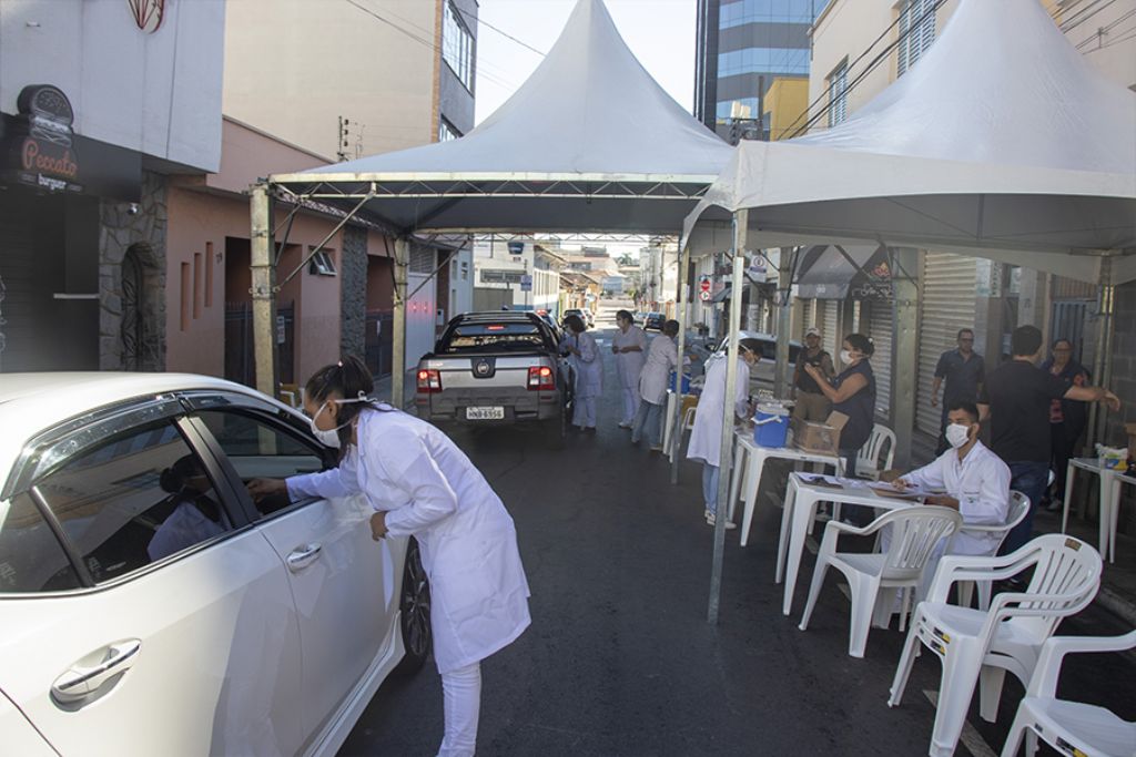 Idosos são vacinados em esquema drivethru