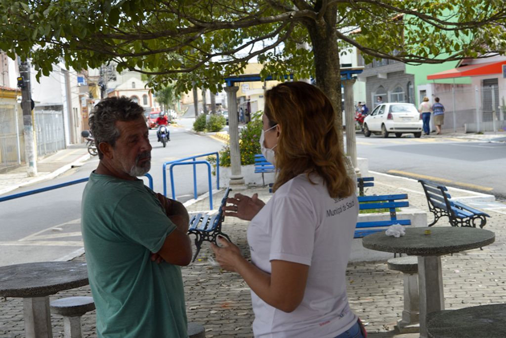 Agentes de saúde saem às ruas para orientar população sobre medidas  de proteção