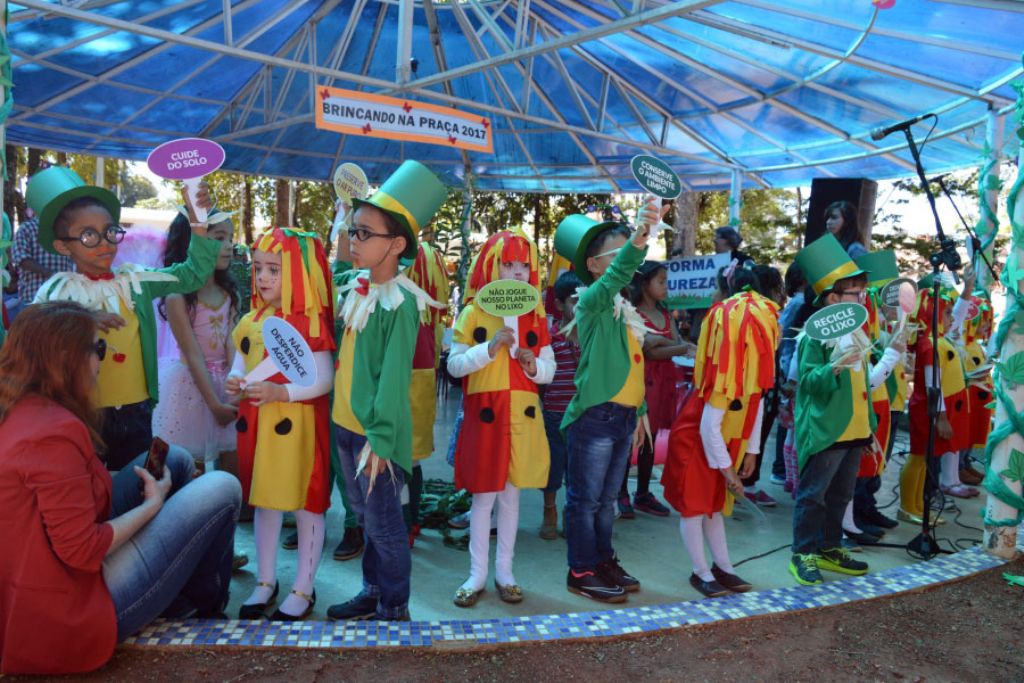 Escolas municipais encerram Semana do Folclore com brincadeiras e praça lotada 