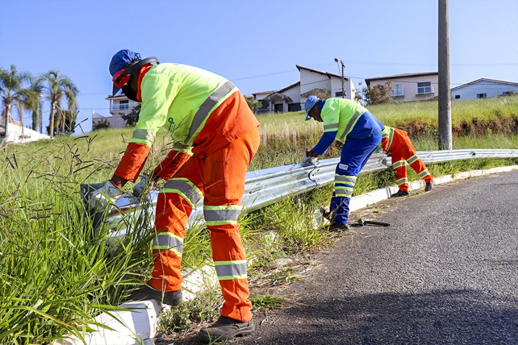 Prefeitura instala guard rails em ponte e ruas de bairros