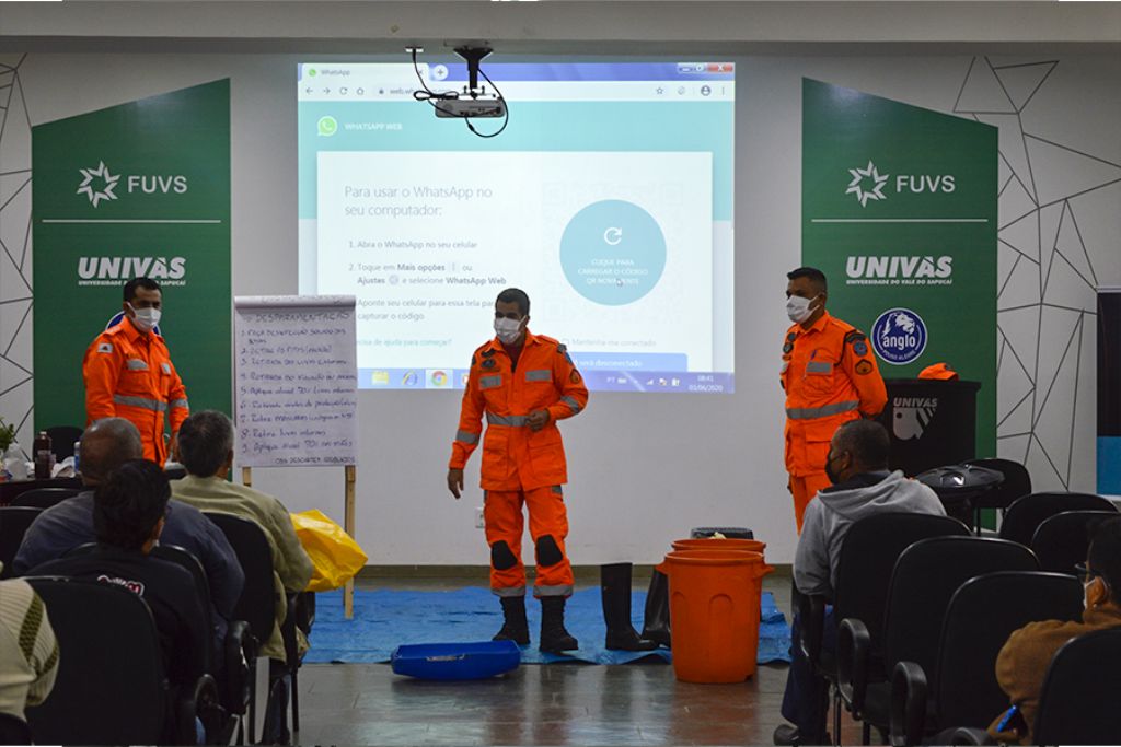 Condutores de ambulância e profissionais de saúde recebem treinamento do Corpo de Bombeiros