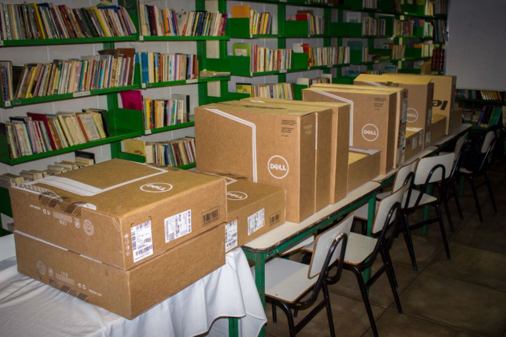 Unimed Sul Mineira doa computadores ao Caic São João