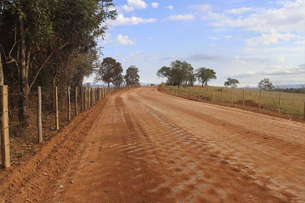 Asfaltamento da estrada dos Ferreiras tem início