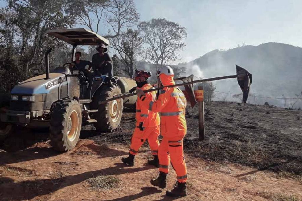 Prefeitura, Bombeiros e Exército combatem incêndio no Horto de Pouso Alegre