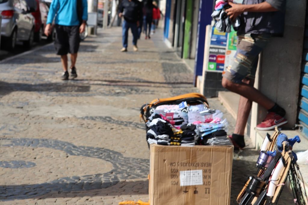 Fiscalização contra comércio ambulante irregular continua