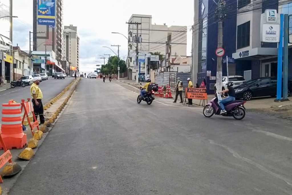 Trânsito é liberado em trecho da Av. Vicente Simões