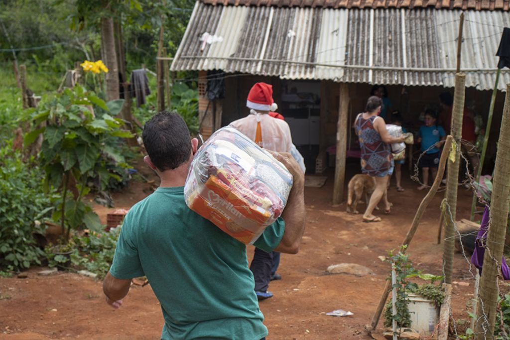 Alunos de escola municipal do Maçaranduba recebem kits de Natal