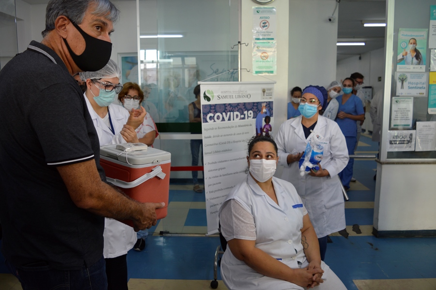  Estado entrega doses de vacina contra covid-19 e vacinação tem início em Pouso Alegre