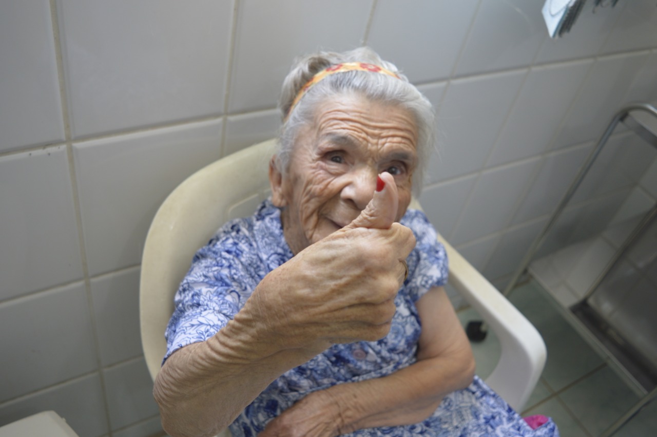 Idosos do Asilo Bethânia, em Pouso Alegre, são vacinados contra covid-19