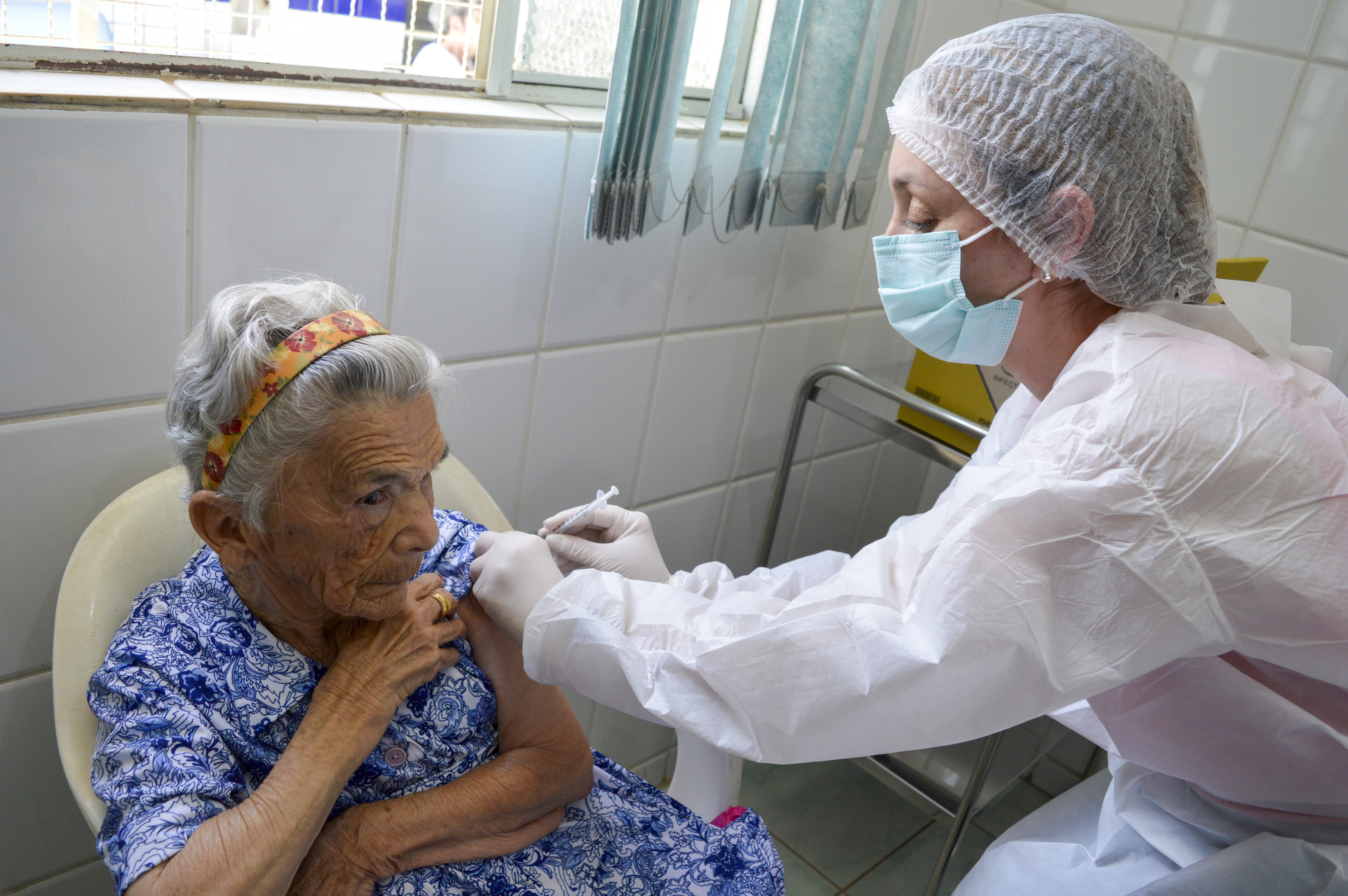 Vacinação de idosos com mais de 90 contra a covid-19 começa hoje em Pouso Alegre