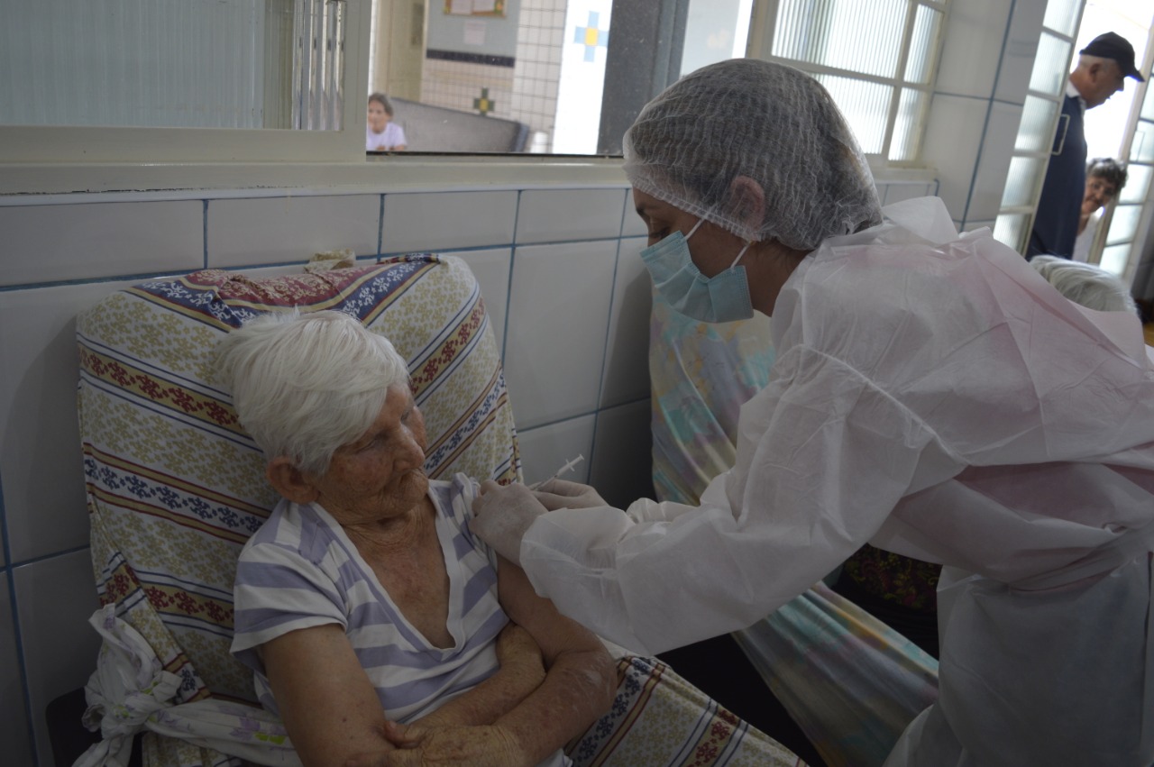 Postos de Saúde também irão vacinar idosos entre 71 e 74 anos cadastrados no site da Prefeitura