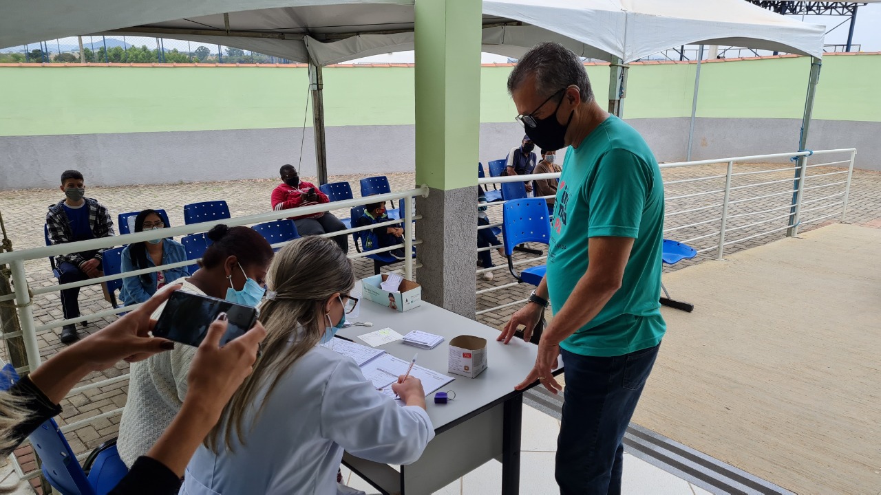 Vice-prefeito de Pouso Alegre, Cel. Dimas, recebe a 1ª dose contra a covid-19