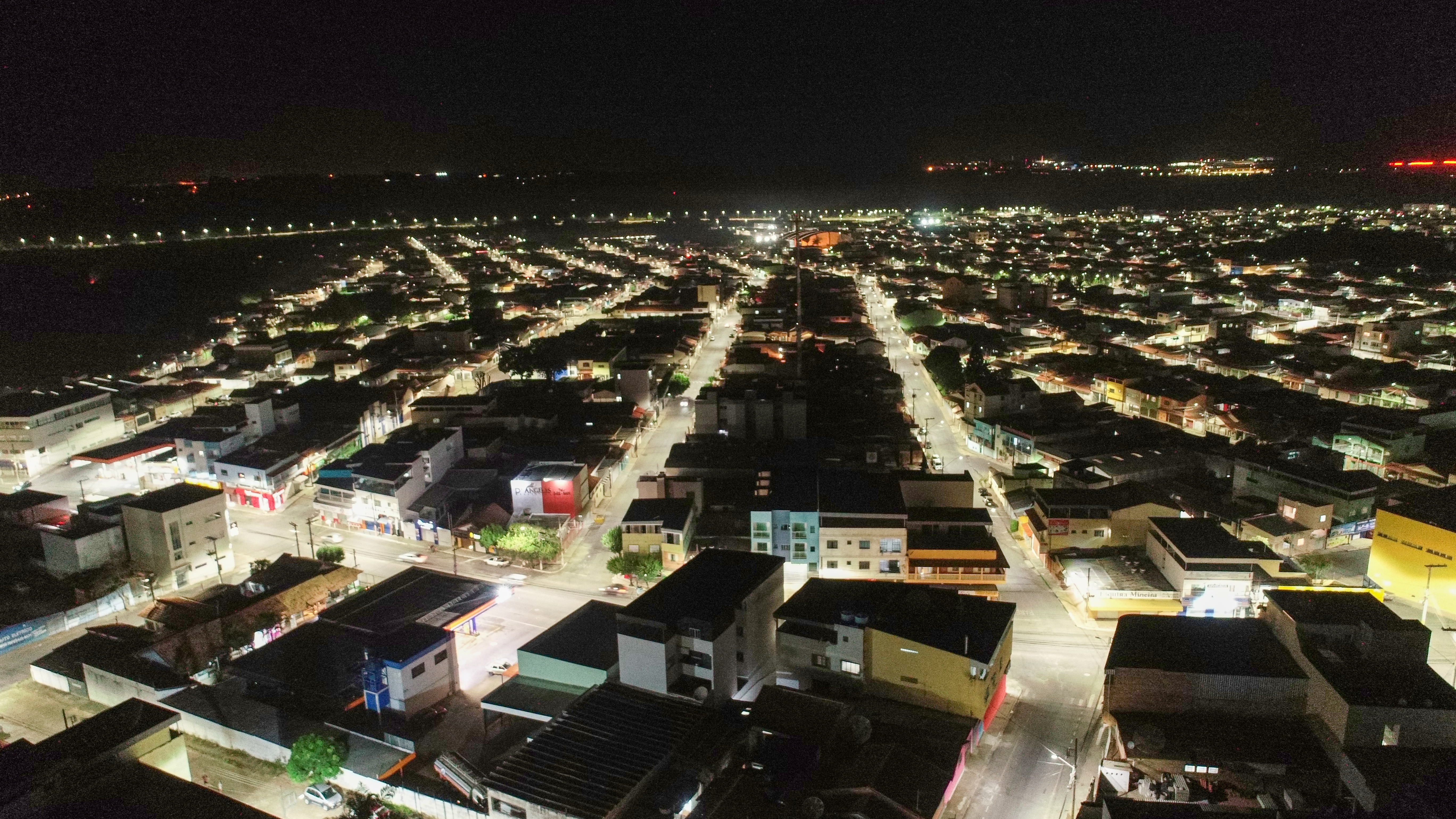 Lâmpadas a vapor de sódio estão sendo substituídas por LED em toda cidade