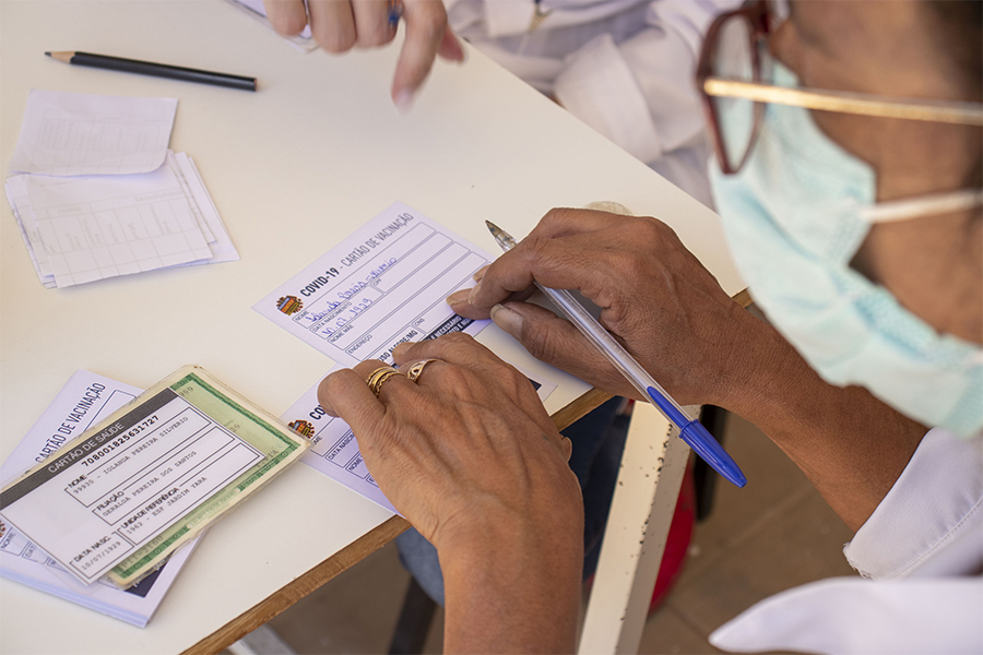 Vacina contra a covid-19 será aplicada em pessoas com mais de 55 anos com comorbidades