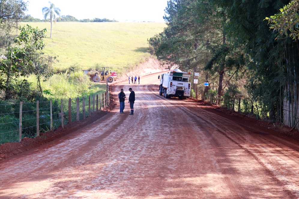 Prefeitura de Pouso Alegre inicia asfaltamento no bairro Anhumas